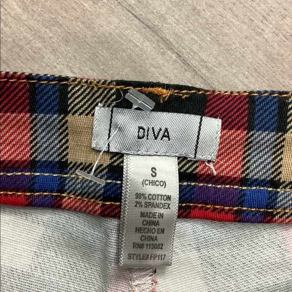 Women's DIVA S Small 4 - 6 Tartan Plaid Black Tan Red Khakis Chino Shorts NWOT - Picture 7 of 7